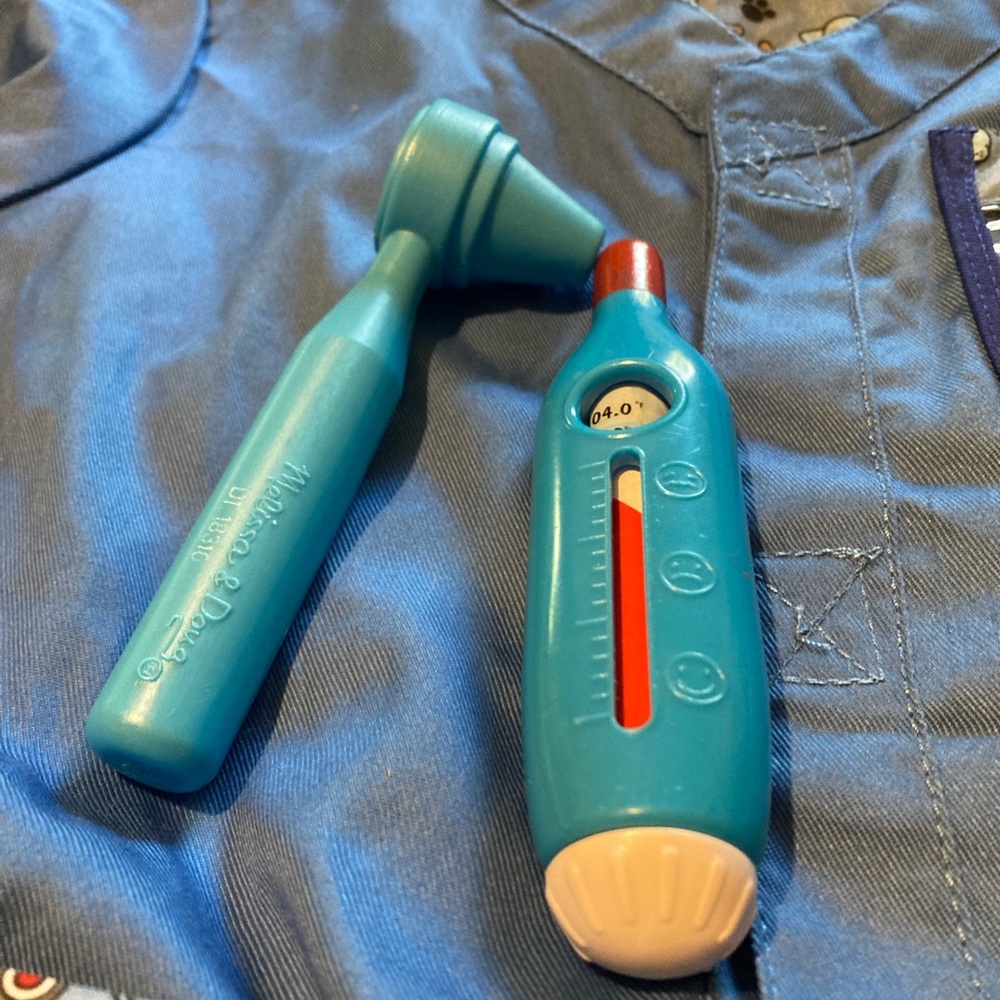 Melissa & Doug Veterinarian role play costume set - Picture 7 of 12